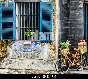 Vélo en bambou, ancien magasin à Hoi Ann, Vietnam Banque D'Images