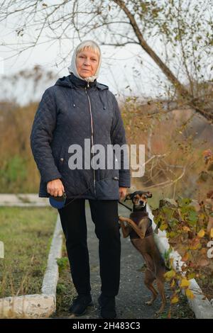 De femme avec son chien. Banque D'Images