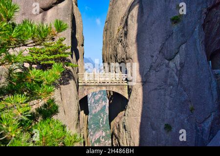 Le pont qui relie les deux collines de granit.Paysage du mont Huangshan (montagne jaune).Patrimoine mondial de l'UNESCO.Province d'Anhui, Chine. Banque D'Images