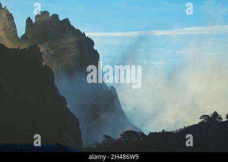 Vue dynamique sur les nuages blancs entourant une montagne de granit.Paysage du mont Huangshan (montagne jaune).Patrimoine mondial de l'UNESCO.Anhui Profi Banque D'Images