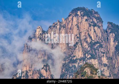 Vue dynamique sur les nuages blancs entourant une montagne de granit.Paysage du mont Huangshan (montagne jaune).Patrimoine mondial de l'UNESCO.Anhui Profi Banque D'Images