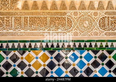 Détails architecturaux de tuiles et d'ornements arabes dans le complexe du palais de l'Alhambra, Grenade, Andalousie, Espagne Banque D'Images