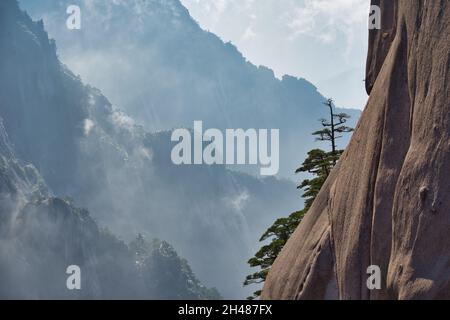 Vue dynamique sur les nuages blancs entourant une montagne de granit.Paysage du mont Huangshan (montagne jaune).Patrimoine mondial de l'UNESCO.Anhui Profi Banque D'Images