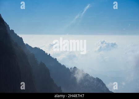 Vue dynamique sur les nuages blancs entourant une montagne de granit.Paysage du mont Huangshan (montagne jaune).Patrimoine mondial de l'UNESCO.Anhui Profi Banque D'Images