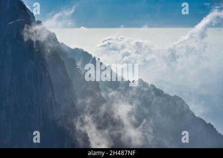 Vue dynamique sur les nuages blancs entourant une montagne de granit.Paysage du mont Huangshan (montagne jaune).Patrimoine mondial de l'UNESCO.Anhui Profi Banque D'Images