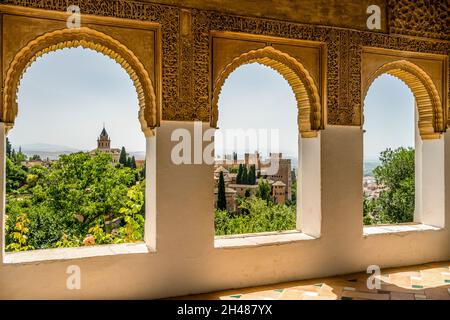 Vue sur les palais Nasrides à travers les arches du Palais Generalife à l'Alhambra à Grenade, Espagne Banque D'Images