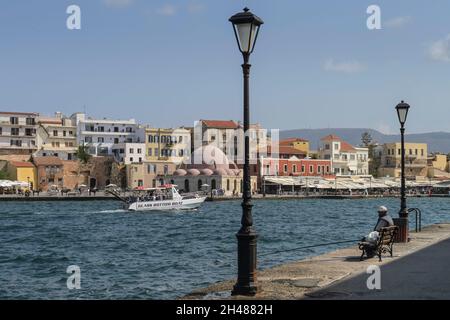 Venezianischer Hafen mit Kioutsouk Hassan Moschee, Chania, Kreta, Griechenland Banque D'Images