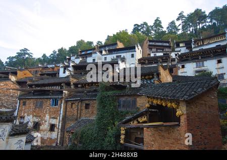 Toits gris avec murs blancs ou bruns.Bâtiments anciens dans le village de Huangling.Une ancienne colonie architecturale de Huizhou dans le village de Huangling, Wuyuan Banque D'Images