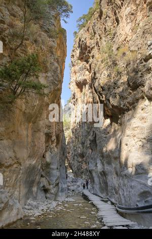 Wanderweg, untere der drei Engstellen 'Eiserne Pforten' portes, Samaria Schlucht, Kreta, Griechenland Banque D'Images