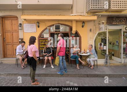 Imbiß, Einkaufsstraße Arkadiou, Rethymno, Kreta, Griechenland Banque D'Images