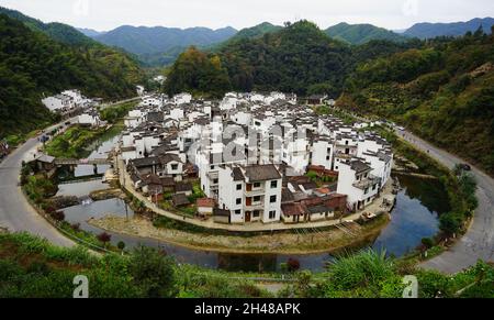 La rivière est dans un grand demi-cercle, entouré de hautes montagnes.Le village de Jujing est un petit village rond typique entouré de montagnes et d'eau.W Banque D'Images