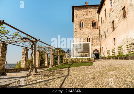 Angera, Italie - 20 avril 2018 : cour intérieure de Rocca Borromeo di Angera sur les rives du lac majeur, province de Varèse, Italie Banque D'Images