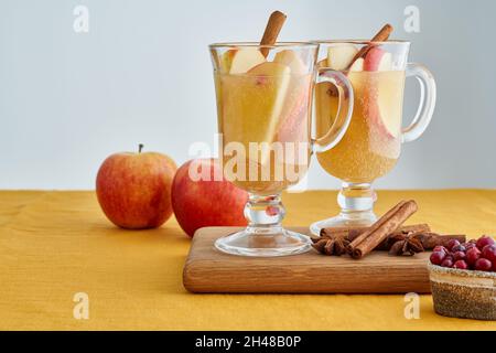 Cidre de pomme.Deux verres de boisson au vin chaud et blanc chaud sur la nappe en lin.Toddy aux pommes Banque D'Images