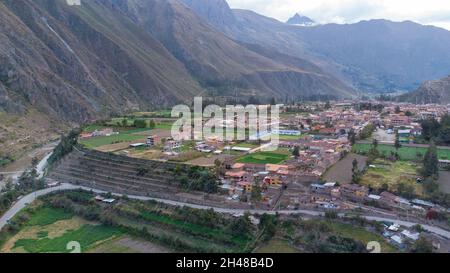 Vue aérienne de la ville d'Ollantaytambo dans la Vallée Sacrée de Cusco. Banque D'Images