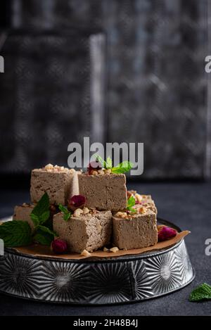 Halva aux pétales de rose et aux noix. Banque D'Images