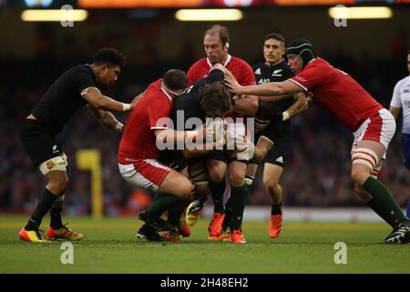 Cardiff, Royaume-Uni.30 octobre 2021.Samuel Whitelock, de Nouvelle-Zélande, est abordé par Wyn Jones (l), Alun Wyn Jones (c) et Adam Beard, du pays de Galles (r).Rugby match international d'automne, pays de Galles v Nouvelle-Zélande au stade de la Principauté à Cardiff le samedi 30 octobre 2021. photo par Andrew Orchard/Andrew Orchard photographie sportive crédit: Andrew Orchard photographie sportive/Alamy Live News Banque D'Images