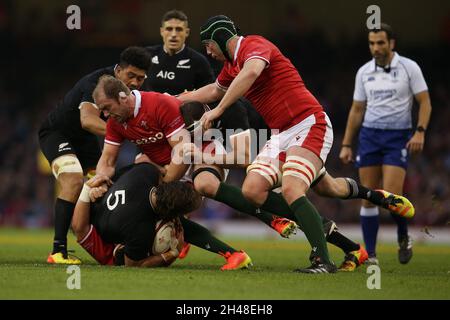 Cardiff, Royaume-Uni.30 octobre 2021.Samuel Whitelock, de Nouvelle-Zélande, est abordé par Wyn Jones (l), Alun Wyn Jones (c) et Adam Beard, du pays de Galles (r).Rugby match international d'automne, pays de Galles v Nouvelle-Zélande au stade de la Principauté à Cardiff le samedi 30 octobre 2021. photo par Andrew Orchard/Andrew Orchard photographie sportive crédit: Andrew Orchard photographie sportive/Alamy Live News Banque D'Images