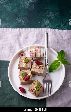Halva aux pétales de rose et aux noix. Banque D'Images