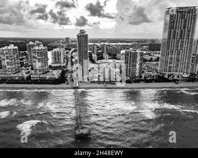 Vue aérienne de la Miami, Floride, USA comme vu de la mer. En noir et blanc Banque D'Images