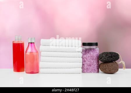 Divers produits de beauté et serviettes de bain au spa sur fond flou Banque D'Images