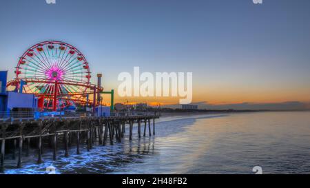 Lever du soleil à l'embarcadère de Santa Monica, Californie la grande roue en arrière-plan Banque D'Images