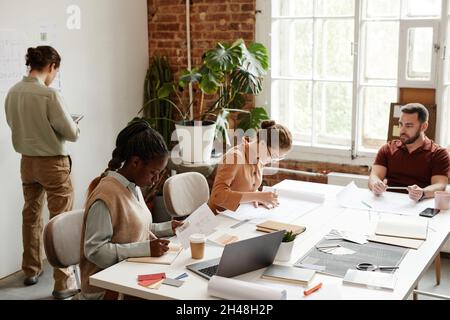 Divers groupes d'architectes créatifs travaillant dans un bureau moderne Banque D'Images