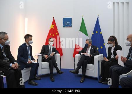 Rome, Italie.31 octobre 2021.Le Premier ministre italien Mario Draghi (3e R) rencontre le conseiller d'État chinois et ministre des Affaires étrangères Wang Yi (3e L) à Rome, Italie, le 31 octobre 2021.Credit: Jin Mamengni/Xinhua/Alamy Live News Banque D'Images