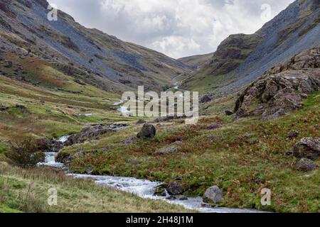 côté ouest de la passe honister et gateesgarthdale beck en regardant vers le haut en direction de honister crag Banque D'Images