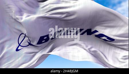Chicago, il, Etats-Unis, juillet 2021 : drapeau blanc avec le logo Boeing qui agite dans le vent.La compagnie Boeing est une industrie aéronautique américaine qui produit des avions pour b Banque D'Images