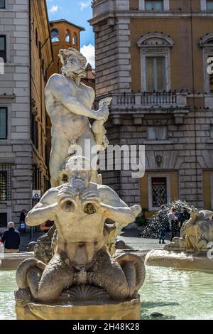 La Piazza Navona est l'une des places monumentales les plus célèbres de Rome, construite dans un style monumental par la famille Pamphili à l'ordre du Pape Innocent X Banque D'Images