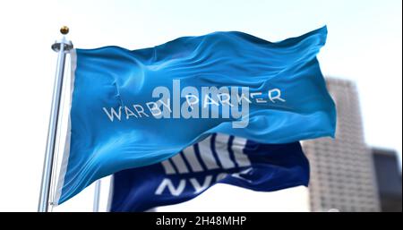 New York, États-Unis, septembre 29 2021 : drapeaux de Warby Parker et NYSE volant dans le vent.Warby Parker est un détaillant en ligne américain de lunettes. Le 202 septembre Banque D'Images