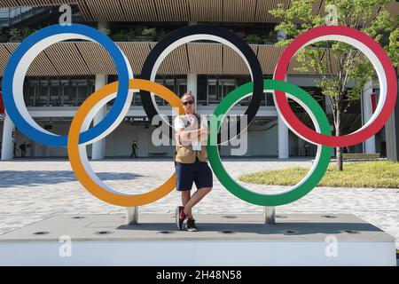 23 JUILLET 2021 - TOKYO, JAPON: Photographe officiel Mickael CHAVET devant les anneaux olympiques au Stade National du Japon devant le Tokyo 2 Banque D'Images