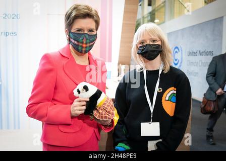 La première ministre Nicola Sturgeon rencontre l'actrice Maisie Williams (à droite) au stand du WWF au pavillon des délégués, lors du sommet Cop26 au campus écossais de Glasgow.Date de la photo : lundi 1er novembre 2021. Banque D'Images