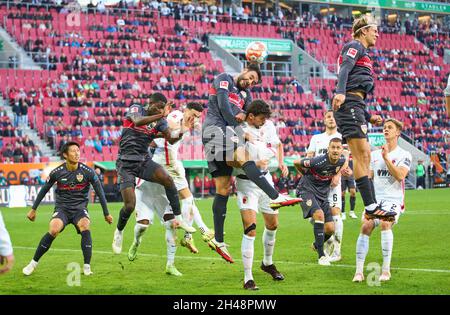 Augsbourg, Allemagne.31 octobre 2021.Hiroki Ito, VFB 37 Orel MANGALA, VFB 23 Hamadi AL GHADDIOUI, VFB 18 Waldemar ANTON, VFB 2 Borna SOSA, VFB 24 concourent pour le ballon, lutte, duel, header, zweikampf,Action, combat contre Robert GUMNY, FCA 2 Ruben VARGAS, FCA 16 Tobias Strobl, FCA 5 dans le match FC AUGSBURG - VFB STUTTGART 4-1 1.Ligue allemande de football le 31 octobre 2021 à Augsburg, Allemagne.Saison 2021/2022, match jour 10, 1.Bundesliga, 10.Spieltag.Credit: Peter Schatz/Alay Live News Banque D'Images