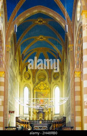 Partie centrale d'une église (nef) Cattedrale di San Lorenzo à Alba.Italie.La cathédrale est située dans le secteur est de l'ancienne ville d'Alba P. Banque D'Images