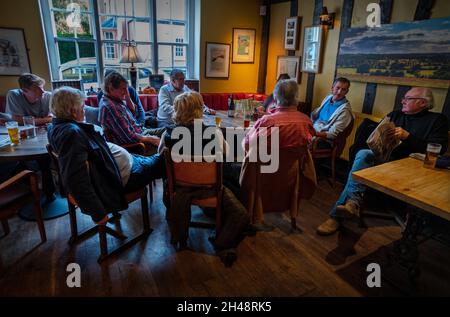 Dedham, Essex, Angleterre, The Sun Inn une ancienne auberge traditionnelle du XVe siècle photo Brian Harris 30 oct 2021 Un groupe d'hommes aiment une pinte et conv Banque D'Images