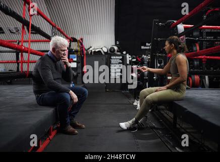 Ruqsana Begum, boxeur professionnel britannique, avec son entraîneur Bill Judd, lors d'une séance d'entraînement au Ko Boxing Gym à Bethnal Green, à l'est de Londres, avant son combat en poids-mouche super contre Tasha Boyes le vendredi 5 novembre.Date de publication : lundi 1er novembre 2021. Banque D'Images