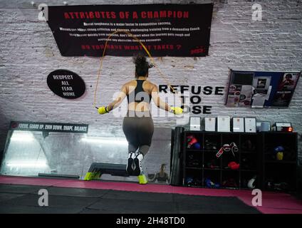 Ruqsana Begum, boxeur professionnel britannique, se réchauffe avec la corde à sauter, lors d'une séance d'entraînement au Ko Boxing Gym à Bethnal Green, à l'est de Londres, avant son combat de poids-mouche super contre Tasha Boyes le vendredi 5 novembre.Date de publication : lundi 1er novembre 2021. Banque D'Images