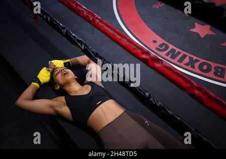 Ruqsana Begum, boxeur professionnel britannique, fait une pause lors d'une séance d'entraînement au Ko Boxing Gym de Bethnal Green, à l'est de Londres, avant son combat en poids-mouche contre Tasha Boyes le vendredi 5 novembre.Date de publication : lundi 1er novembre 2021. Banque D'Images