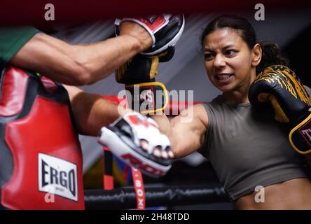 Ruqsana Begum, boxeur professionnel britannique, fait des travaux de pads pour affiner les combinaisons spécifiques qu'elle utilisera dans le combat, avec l'entraîneur Steve Walters, lors d'une séance d'entraînement au Ko Boxing Gym à Bethnal Green, dans l'est de Londres,Avant son combat de poids-mouche super contre Tasha Boyes le vendredi 5 novembre.Date de publication : lundi 1er novembre 2021. Banque D'Images