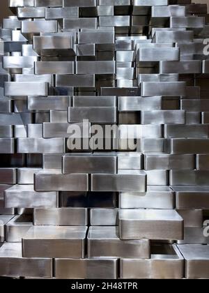 Pile de blocs d'acier à facettes arrière-plan - gros plan plein cadre. Banque D'Images