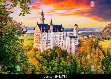 Château de Neuschwanstein, Allemagne.Vue sur le château de conte de fées au coucher du soleil. Banque D'Images