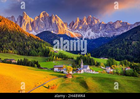 Val di Funes, Italie.Village de Santa Maddalena en face du groupe de montagnes Odle (Geisler) des Dolomites. Banque D'Images