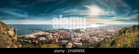 Terracina, Italie. Vue de dessus de la Terracina et de la mer Tyrrhénienne en Sunny Day Banque D'Images