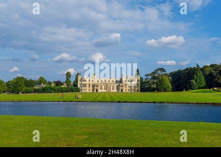 Vue panoramique sur Audley End House et le lac, une maison de campagne en grande partie du début du XVIIe siècle, à proximité de Saffron Walden, Essex, Angleterre Banque D'Images