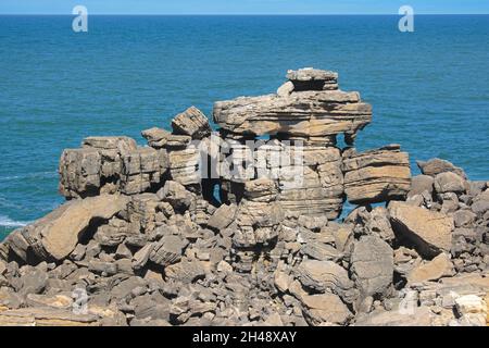 Falaise de mer érodée.Peniche, Portugal. Banque D'Images