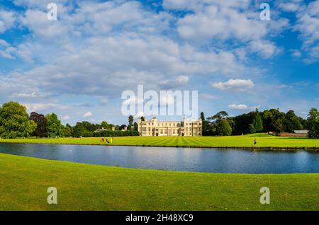 Vue panoramique sur Audley End House et le lac, une maison de campagne en grande partie du début du XVIIe siècle, à proximité de Saffron Walden, Essex, Angleterre Banque D'Images
