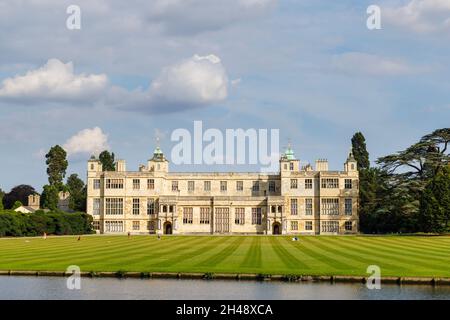 Vue panoramique sur Audley End House et le lac, une maison de campagne en grande partie du début du XVIIe siècle, à proximité de Saffron Walden, Essex, Angleterre Banque D'Images