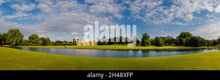 Vue panoramique sur Audley End House et le lac, une maison de campagne en grande partie du début du XVIIe siècle, à proximité de Saffron Walden, Essex, Angleterre Banque D'Images