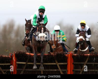 Photo du dossier en date du 08-02-2018 de Vinndication criblée par David Bass leads avant de gagner l'obstacle des novices du Mémorial de Sidney Banks à l'hippodrome de Huntingdon.Kim Bailey a pris la décision de retirer Vinndication après que l'enfant de huit ans ait été retiré à Ascot.Date de publication : lundi 1er novembre 2021. Banque D'Images